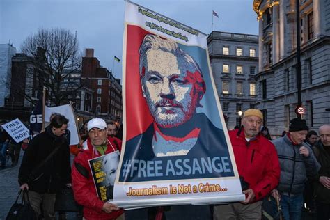 where does julian assange live
